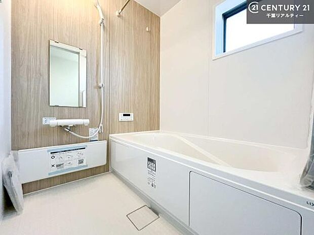 落ち着きある大人の雰囲気のバスルームは、味が出ていてバスタイムが充実!お仕事頑張っているご褒美にお好みの匂いの入浴剤を入れて、楽しんでみてはいかがでしょうか?