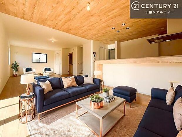 家具はCGパースです。大切な家族が集まるからこそLDKにはこだわりたい。子供たちが元気に笑いながら走り回っている姿を見た時が「広い家にして良かった」と思う瞬間です。