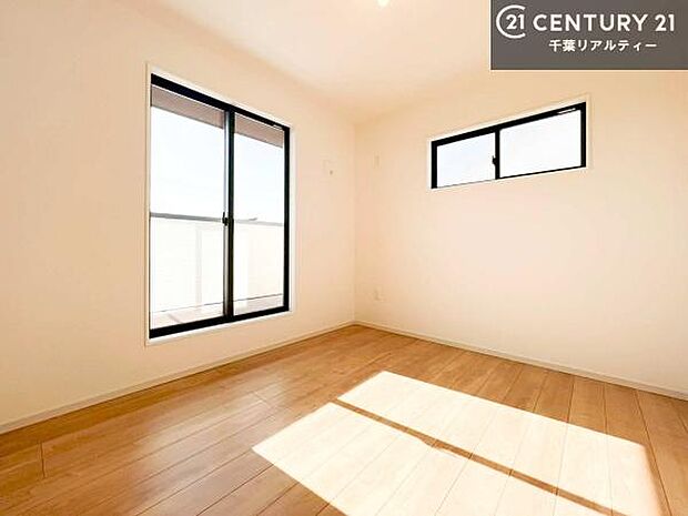 バルコニーに面している洋室です。明るく温もりがあり、換気もしっかりできます!朝起きて、外に出て背伸びをしつつ深呼吸をし良い朝を迎え入れることができます。