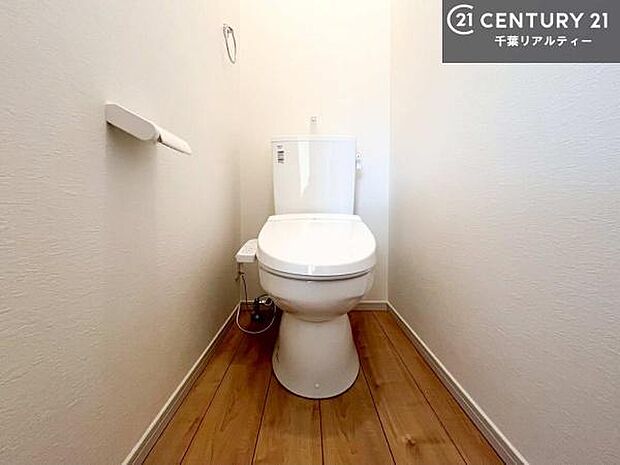 1・2階にトイレがございます!朝の忙しい時間帯も待たずにすみそうですね。白を基調とした清潔感のあるトイレでお手入れがしやすいです!