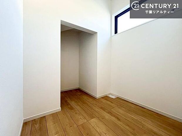 広々洗面室にはリネン庫付き!タオルや日用品置き場に便利!洗面台周りがスッキリと片付き気持ちよくお使いいただけます!