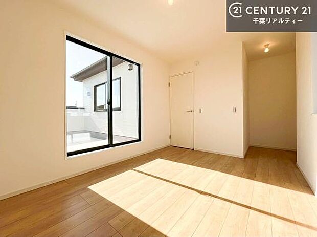 洋室は子供部屋や寝室、色々と用途多彩に利用できますね。収納力もたっぷりなので、広々気持ちよく過ごすことができます。