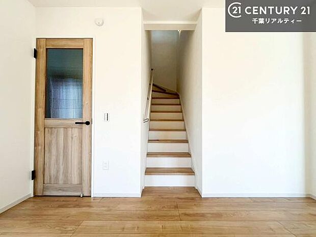 リビングイン階段でコミュニケーションが取りやすいリビング!階段は明るく手摺りもついています。お子様やご年配の方も安心してご利用頂けますね!