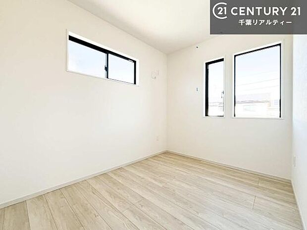 掃き出し窓がないお部屋は、お子様のお部屋としても安心です!収納スペースも充実しているので散らかったお部屋をサッと片付けられます!