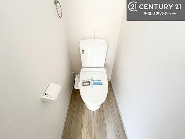 1・2階にトイレがございます!朝の忙しい時間帯も待たずにすみそうですね。白を基調とした清潔感のあるトイレでお手入れがしやすいです!