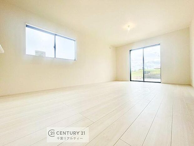 心地良いリビングは家族が自然と集まります。家族団欒の時間が増えそうです。ご家族と、より一層充実した時間を過ごせそうですね。明るく開放的な空間です。