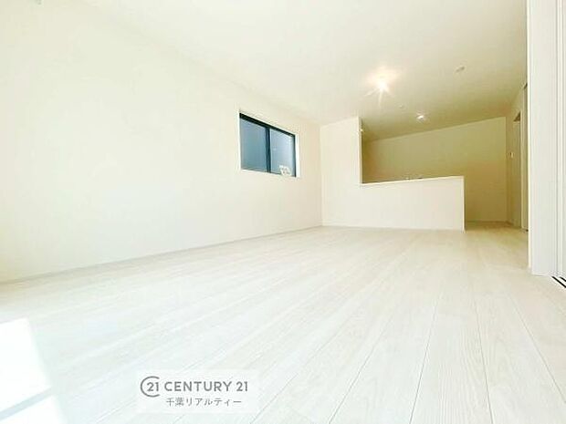 心地良いリビングは家族が自然と集まります。家族団欒の時間が増えそうです。ご家族と、より一層充実した時間を過ごせそうですね。明るく開放的な空間です。