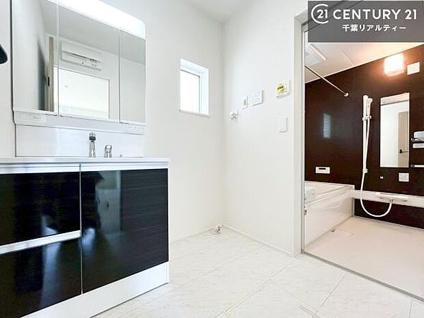 窓付きの明るい洗面室です!湿気もすぐに入れ替えができて清潔に保つことができます!自然光が差し込むのでお化粧の仕上がりも良くなりますね!