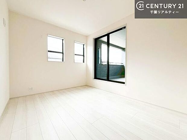 バルコニーに面している洋室です。明るく温もりがあり、換気もしっかりできます!朝起きて、外に出て背伸びをしつつ深呼吸をし良い朝を迎え入れることができます。