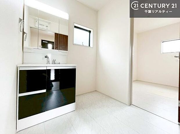 小窓付きの明るい洗面室です!湿気もすぐに入れ替えができて清潔に保つことができます!自然光が差し込むのでお化粧の仕上がりも良くなりますね!