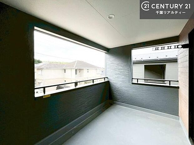 インナーバルコニー!屋根が付いているので、急に雨が降っても濡れにくく安心!強い日差しもカットしてくれるので、お天気の良い日は、お外へ出て深呼吸するのもよさそうです!