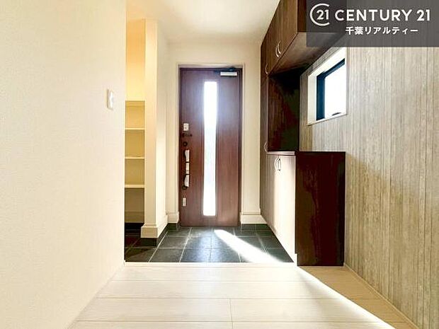 シューズボックス付きなので、玄関が片付きお掃除がしやすいです!スッキリした玄関で戸を開けた瞬間、清潔感のある心地いい空間が出迎えてくれます。