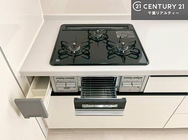 コンロは三口あるのでお料理の同時進行ができます。もちろんグリル付きです。調理スペースも広々している為作業がしやすい!使い勝手が良いシステムキッチンです!