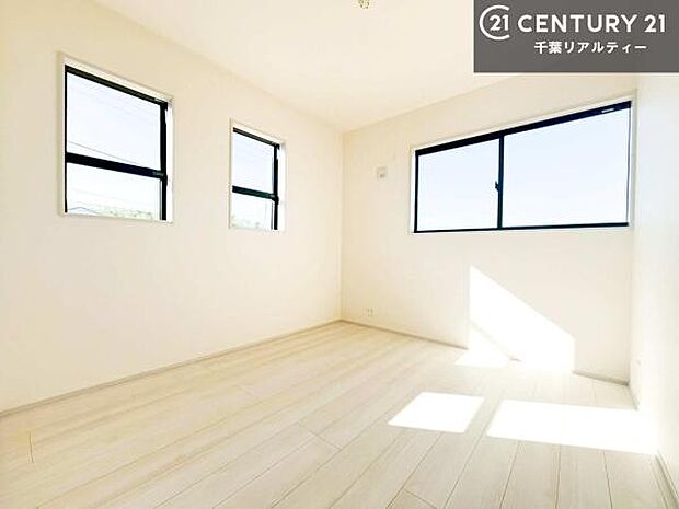 掃き出し窓がないお部屋は、お子様のお部屋としても安心です！収納スペースも充実しているので散らかったお部屋をサッと片付けられます！