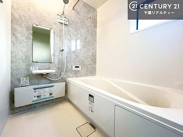 落ち着きある大人の雰囲気のバスルームは、味が出ていてバスタイムが充実!お仕事頑張っているご褒美にお好みの匂いの入浴剤を入れて、楽しんでみてはいかがでしょうか?