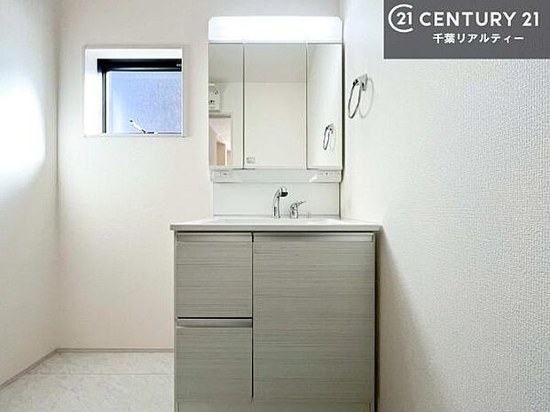 小窓付きの明るい洗面室です!湿気もすぐに入れ替えができて清潔に保つことができます!自然光が差し込むのでお化粧の仕上がりも良くなりますね!