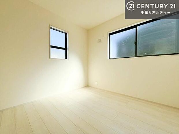 シンプルにデザインされているため、家具を選びません!お気に入りの家具を置いてくつろげる空間を作ることができます。