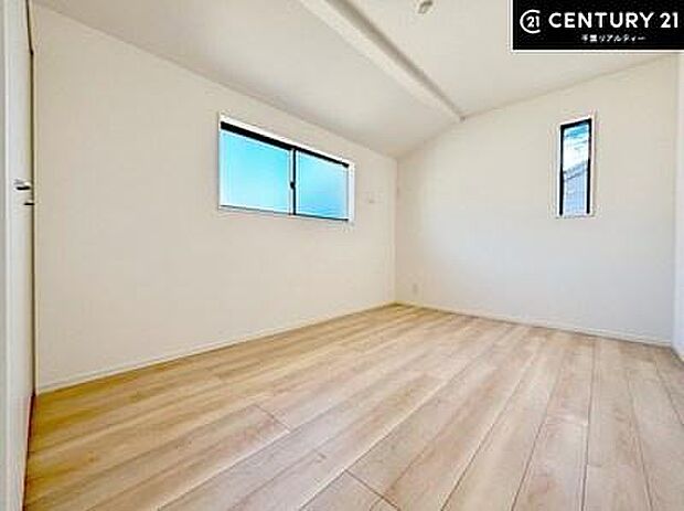 掃き出し窓がないお部屋は、お子様のお部屋としても安心です!収納スペースも充実しているので散らかったお部屋をサッと片付けられます!