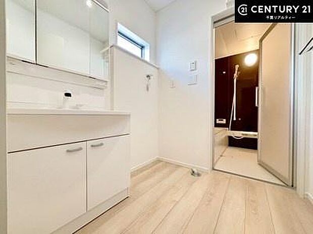 身なりを整える洗面所は、清潔感が大事です!水周りの清潔感のある雰囲気を演出!気持ちよくお使いいただけます。広々したスペースも嬉しいですね!