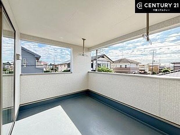 ルーフバルコニー!屋根が付いているので、急に雨が降っても濡れにくく安心!強い日差しもカットしてくれるので、お天気の良い日は、お外へ出て深呼吸するのもよさそうです!