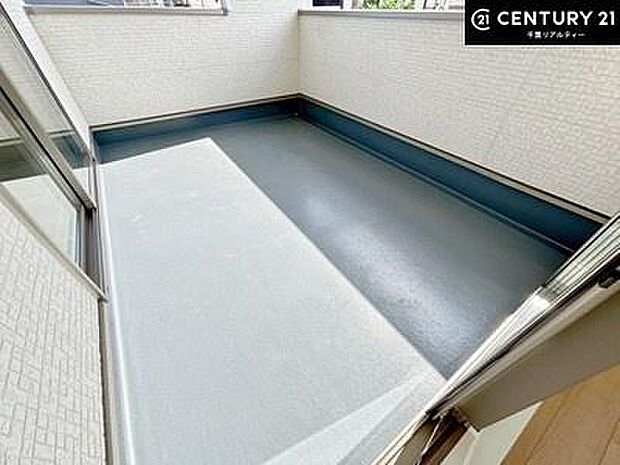 開放感あふれるルーフバルコニー。青空の下、ご家族やご友人とバーベキューを楽しんだり、プライベートガーデンとして季節の草花を育てたりと、多彩な使い方ができる特別な空間です。