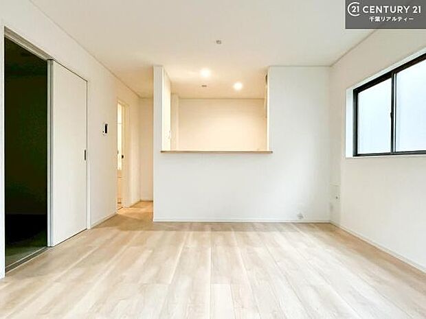 リビング全体が見渡せる対面キッチンなので、お子様の様子を見守りながら作業ができる子育てがしやすい安心な間取です!