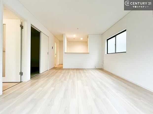 優しい陽だまりがリビングを包んでくれて居心地の良い空間を演出してくれます!自然と家族が集い会話が増える心地よい空間!