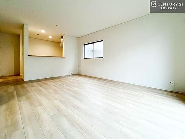 広々ダイニングスペース!ゆったりお食事。笑い声響く楽しい時間が過ごせます。日々の疲れも癒されます!