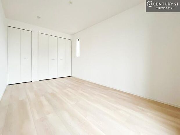 収納スペースが付いているので、急な来客時でも散らかったおもちゃをサッと片づけられて大変便利です!壁面も広々しているので、勉強机やベッドの置き場に困りません!