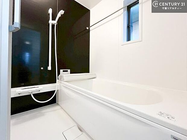 落ち着きある大人の雰囲気のバスルームは、味が出ていてバスタイムが充実!お仕事頑張っているご褒美にお好みの匂いの入浴剤を入れて、楽しんでみてはいかがでしょうか?