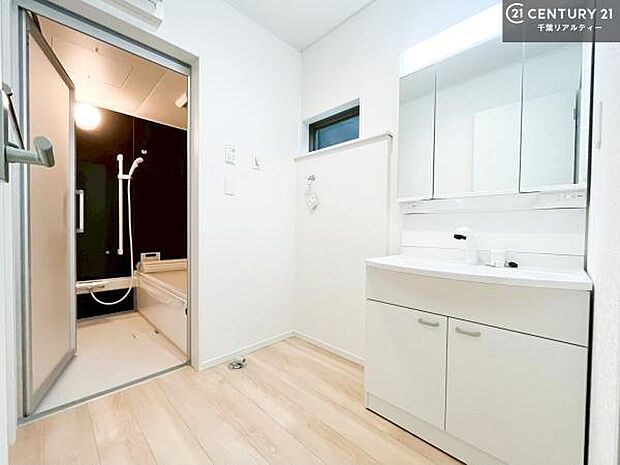 身なりを整える洗面所は、清潔感が大事です!水周りの清潔感のある雰囲気を演出!気持ちよくお使いいただけます。広々したスペースも嬉しいですね!