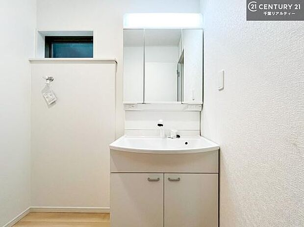 三面鏡仕様の洗面所は、身だしなみがしやすい造り!裏は収納になっています。ドライヤーやお化粧道具を片付けられるので洗面台周りをスッキリと見せることが出来ます!