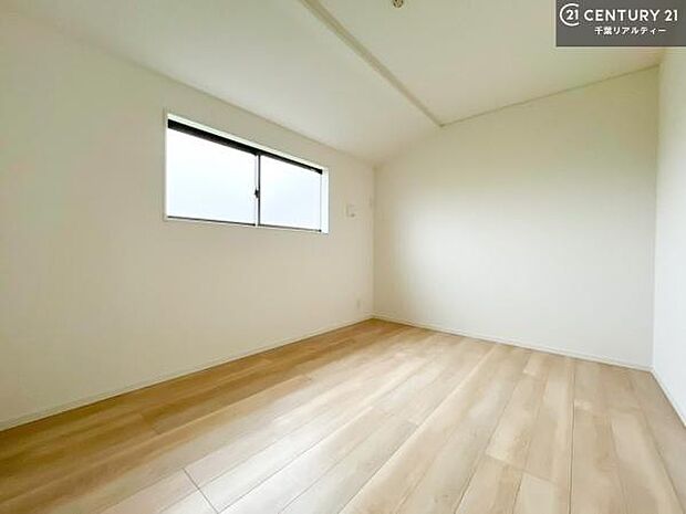 シンプルにデザインされているため、家具を選びません!お気に入りの家具を置いてくつろげる空間を作ることができます。