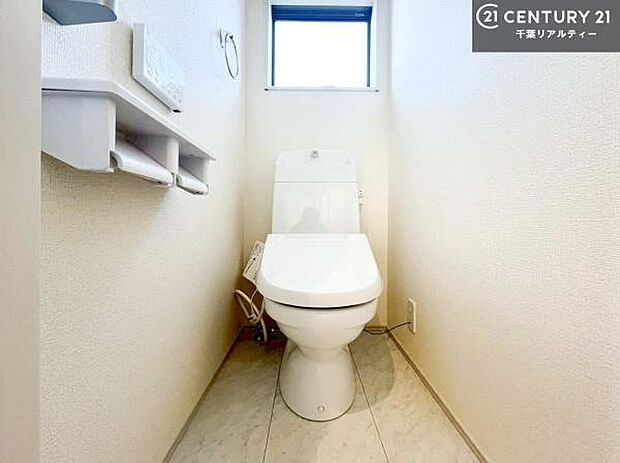 1・2階にトイレがございます!朝の忙しい時間帯も待たずにすみそうですね。白を基調とした清潔感のあるトイレでお手入れがしやすいです!