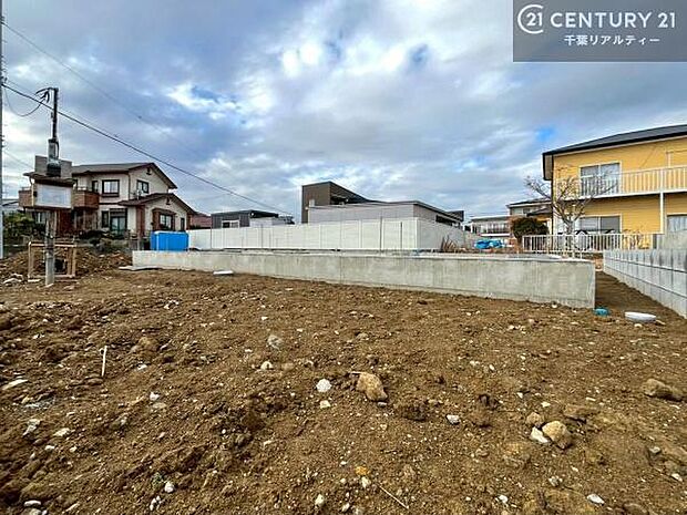 現在建築中。完成後は明るく開放的なリビングや最新設備のキッチンなど快適な空間が広がります。未完成だからこそ“新しい暮らし”への期待が高まる住まい。今しか見られない建築中の様子も必見です。