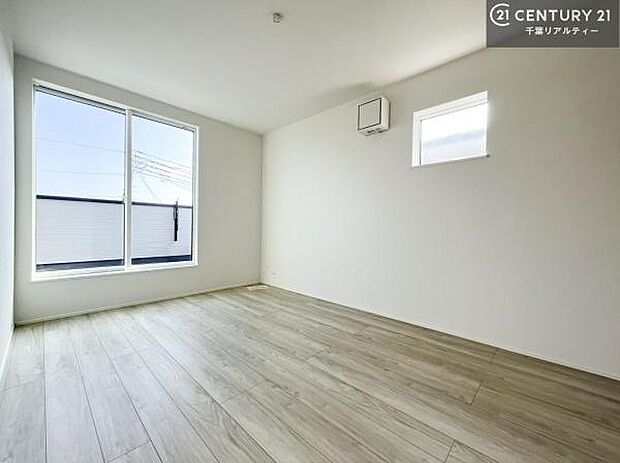 バルコニーに面している洋室です。明るく温もりがあり、換気もしっかりできます!朝起きて、外に出て背伸びをしつつ深呼吸をし良い朝を迎え入れることが出来そうですね!(同仕様)