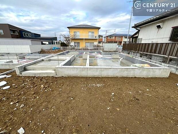 現在建築中。完成後は明るく開放的なリビングや最新設備のキッチンなど快適な空間が広がります。未完成だからこそ“新しい暮らし”への期待が高まる住まい。今しか見られない建築中の様子も必見です。