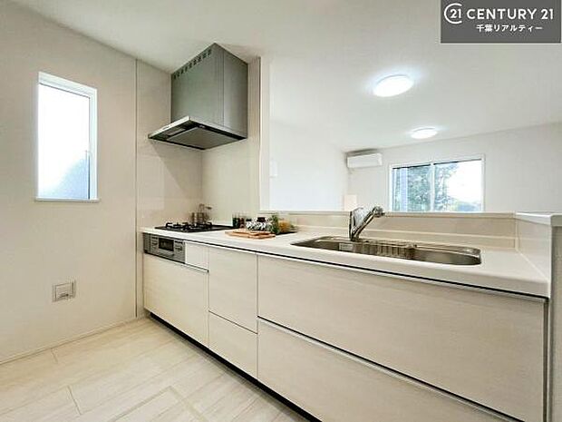 大人気の対面式システムキッチンを採用しています!ご家族のコミュニケーションが自然と増える設計です。お子様にも目が届くので嬉しいですね。収納力もあります!(同仕様)