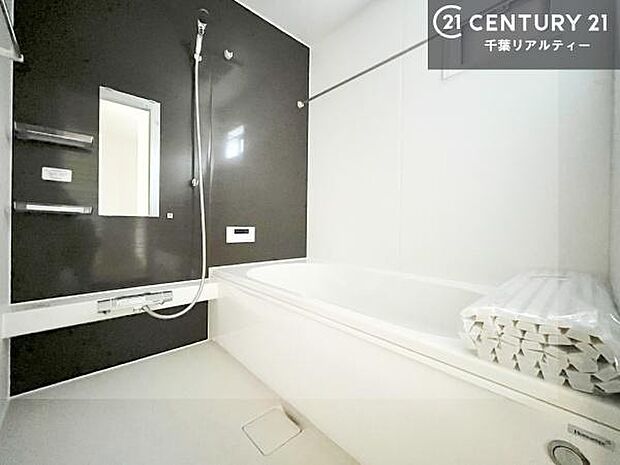 広々バスで一日の疲れをリフレッシュ。足が伸ばせるので、浴槽にもゆったりと浸かれますね!毎日のバスタイムが楽しみになります。(同仕様)