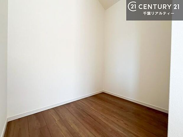 ウォークインクローゼット付きです。たくさんのお洋服などを収納しておけそうですね!他にも扇風機や加湿器など季節物の大きな家電も収納できます。(同仕様)