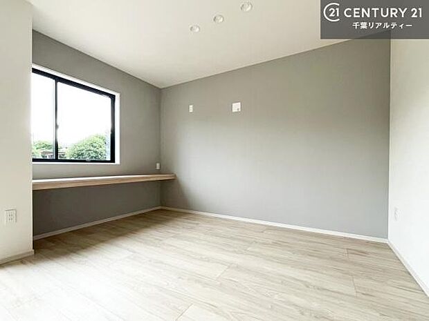 リビングにはカフェカウンター付き!リモートワークスペースやお子様の宿題をするスペースなどに使えますね。用途多彩なスペースです。(同仕様)