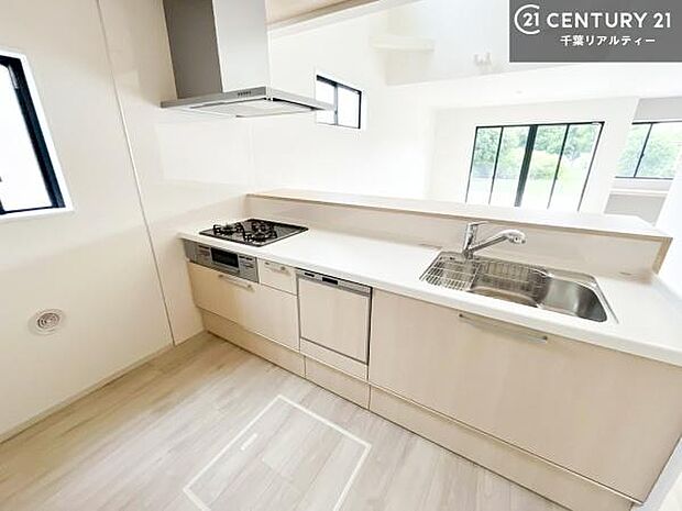 大人気の対面式システムキッチンを採用しています!ご家族のコミュニケーションが自然と増える設計です。お子様にも目が届くので嬉しいですね。収納力もあります!(同仕様)