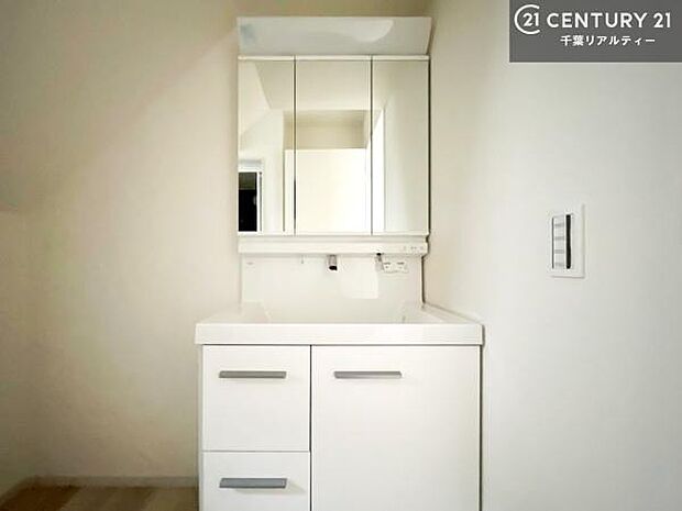 三面鏡仕様の洗面所は、身だしなみがしやすい造り!裏は収納になっています。ドライヤーやお化粧道具を片付けられるので洗面台周りをスッキリと見せることが出来ます!(同仕様)