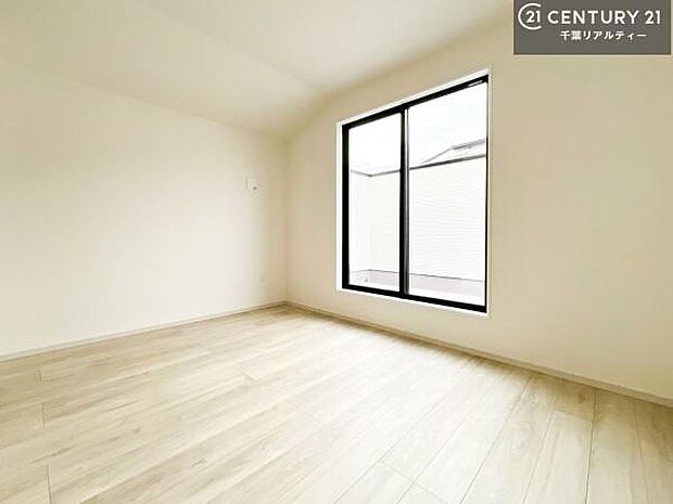 明るく風通しの良い居室です。「シンプル」にデザインされた室内。自由度が高いので家具やレイアウトでお好みの空間を創り上げられます。是非一度、現地にてご確認ください。(同仕様)