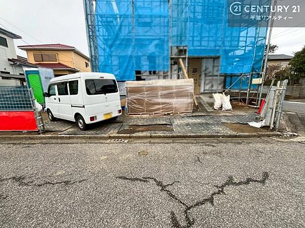 駐車スペースは2台分あります!セカンドカーはもちろん、バイクや自転車なども置き場所に困りません。