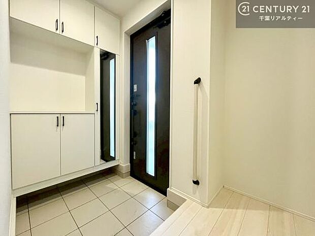 シューズボックス付きなので、玄関が片付きお掃除がしやすいです!スッキリした玄関で戸を開けた瞬間、清潔感のある心地いい空間が出迎えてくれます。