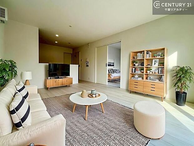 家具はCGパースです。心地良いリビングは家族が自然と集まります。家族団欒の時間が増えそうです。ご家族と、より一層充実した時間を過ごせそうですね。