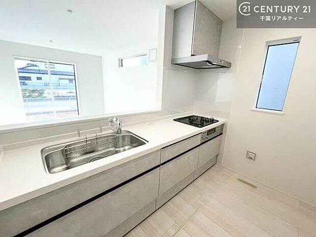 大人気の対面式システムキッチンを採用しています!ご家族のコミュニケーションが自然と増える設計です。お子様にも目が届くので嬉しいですね!広々使えて快適で作業が進みます。