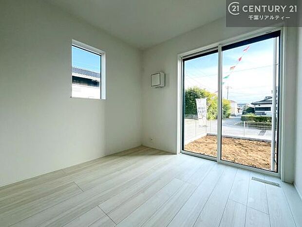 明るい室内は、風通しも良く、明るく大変居心地の良い空間となっております。リラックスして過ごせる心地の良いお部屋です！