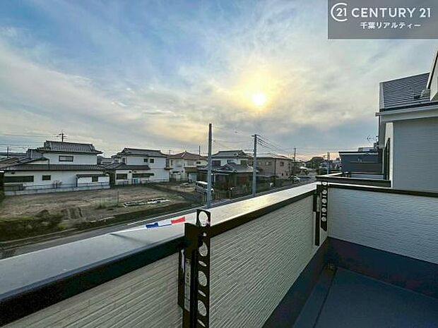 周囲は低層住宅が広がる落ち着いた街並み。静かで穏やかな住環境の中、ゆったりとした時間をお過ごしいただけます。